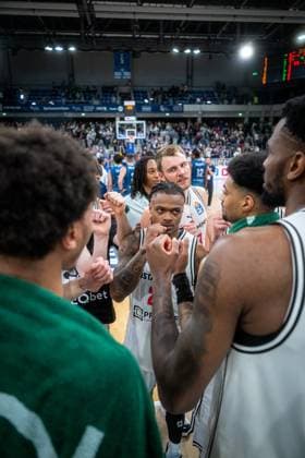 Scene with Moritz Krimmer 27 BMA365 Bamberg Baskets , Austin Crowley 85 BMA365 Bamberg Baskets , Ibrahim Watson Boye 2 BMA365 Bamberg Baskets and Cobe Williams 24 BMA365 Bamberg Baskets in close team huddle easyCredit BBL MLP Academics Heidelberg - Bamberg Baskets Copyright: xSpeedshotx