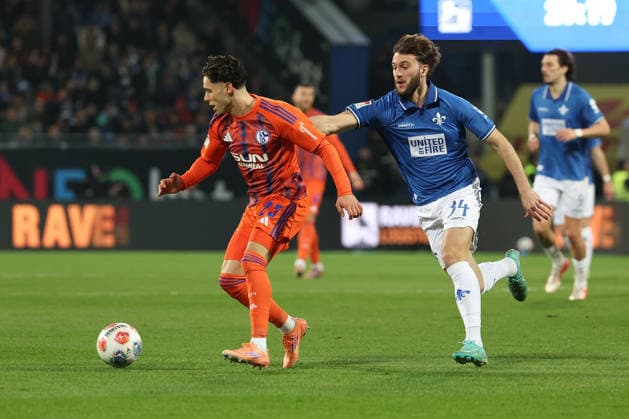 2025 03 21 xjfx Soccer 2 Bundesliga SV Darmstadt 98 FC Schalke 04 v l , Soufiane El Faouzi FC Schalke 04 , Kilian Julian Corredor SV Darmstadt 98 zweikampf, action, aktion, battles for the Ball DFL DFB REGULATIONS PROHIBIT ANY USE OF PHOTOGRAPHS as IMAGE SEQUENCES and or QUASI VIDEO Copyright: JoaquimxFerreira