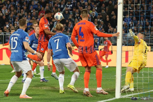 2025 03 21 xjfx Fußball 2 Bundesliga SV Darmstadt 98 FC Schalke 04 v l , Moussa Sylla FC Schalke 04 köpft das Tor zum, scores the goal to 0 1, Goalkeeper, Goalkeeper Marcel Schuhen SV Darmstadt 98 DFL DFB REGULATIONS PROHIBIT ANY USE OF PHOTOGRAPHS as IMAGE SEQUENCES and or QUASI VIDEO Copyright: JoaquimxFerreira