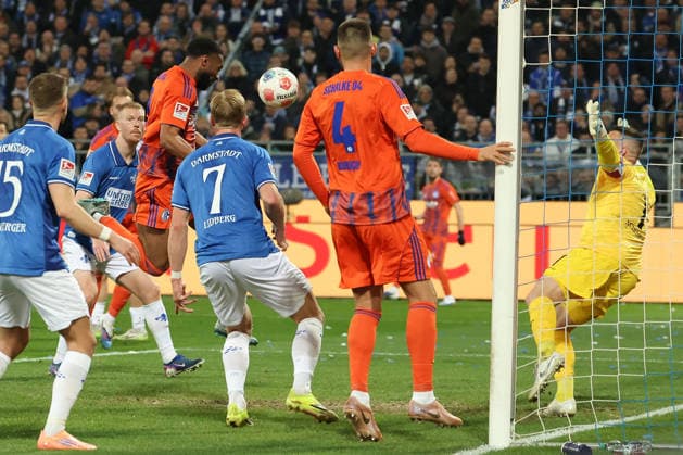 2025 03 21 xjfx Fußball 2 Bundesliga SV Darmstadt 98 FC Schalke 04 v l , Moussa Sylla FC Schalke 04 köpft das Tor zum, scores the goal to 0 1, Goalkeeper, Goalkeeper Marcel Schuhen SV Darmstadt 98 DFL DFB REGULATIONS PROHIBIT ANY USE OF PHOTOGRAPHS as IMAGE SEQUENCES and or QUASI VIDEO Copyright: JoaquimxFerreira