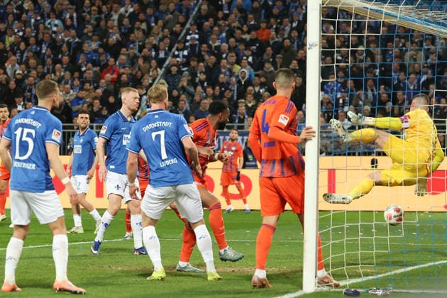 2025 03 21 xjfx Fußball 2 Bundesliga SV Darmstadt 98 FC Schalke 04 v l , Moussa Sylla FC Schalke 04 köpft das Tor zum, scores the goal to 0 1, Goalkeeper, Goalkeeper Marcel Schuhen SV Darmstadt 98 DFL DFB REGULATIONS PROHIBIT ANY USE OF PHOTOGRAPHS as IMAGE SEQUENCES and or QUASI VIDEO Copyright: JoaquimxFerreira