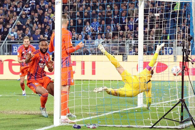 21 03 2026, xrekx, Fußball 2 Bundesliga, SV Darmstadt 98 FC Schalke 04 v l Torjubel nach dem Tor zum celebrating the goal celebrate 0 1 durch Moussa Sylla FC Schalke 04 Marcel Schuhen SV Darmstadt 98 DFL DFB REGULATIONS PROHIBIT ANY USE OF PHOTOGRAPHS as IMAGE SEQUENCES and or QUASI VIDEO Darmstadt