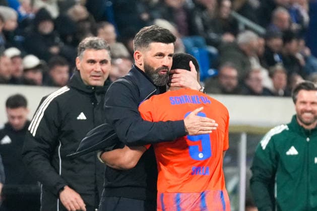 Germany Soccer 2 Bundesliga 2025 26, 27 Matchday SV Darmstadt 98 vs FC Schalke 04 Merck Stadion am Böllenfalltor Miron Muslic Coach, Schalke 04 hugs Moussa Sylla Schalke 04, 9 after his goal for 1 0 Copyright: xLennxLübbersx