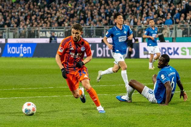 2 Bundesliga SV Darmstadt 98 vs FC Schalke 04, Merck Stadion am Böllenfalltor, 21 03 2026 duel between Patric Pfeiffer SV Darmstadt 98, 6 and Adil Aouchiche FC Schalke 04, 24 2 Bundesliga SV Darmstadt 98 vs FC Schalke 04, Merck Stadion am Böllenfalltor, 21 03 2026 DFB DFL REGULATIONS PROHIBIT ANY USE OF PHOTOGRAPHS AS IMAGE SEQUENCES AND OR QUASI VIDEO Copyright: xBEAUTILUSxSPORTS Hillx