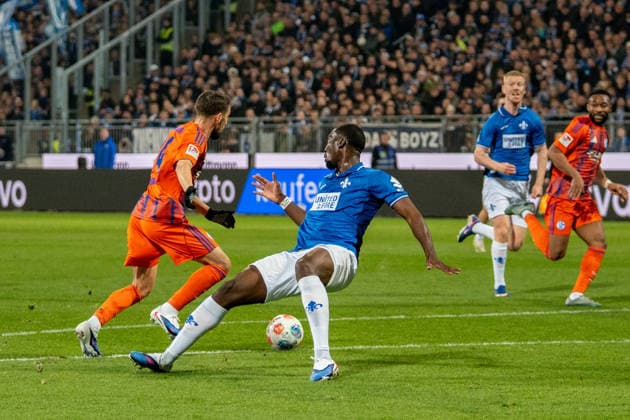 2 Bundesliga SV Darmstadt 98 vs FC Schalke 04, Merck Stadion am Böllenfalltor, 21 03 2026 duel between Patric Pfeiffer SV Darmstadt 98, 6 and Adil Aouchiche FC Schalke 04, 24 2 Bundesliga SV Darmstadt 98 vs FC Schalke 04, Merck Stadion am Böllenfalltor, 21 03 2026 DFB DFL REGULATIONS PROHIBIT ANY USE OF PHOTOGRAPHS AS IMAGE SEQUENCES AND OR QUASI VIDEO Copyright: xBEAUTILUSxSPORTS Hillx