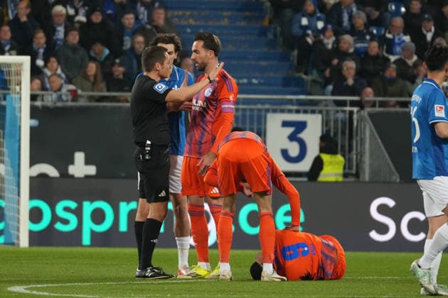 Germany Soccer 2 Bundesliga 2025 26, 27 Matchday SV Darmstadt 98 vs FC Schalke 04 Merck Stadion am Böllenfalltor Kenan Karaman Schalke 04, 19 talks to the referee while Moussa Sylla Schalke 04, 9 lies on the ground Copyright: xLennxLübbersx