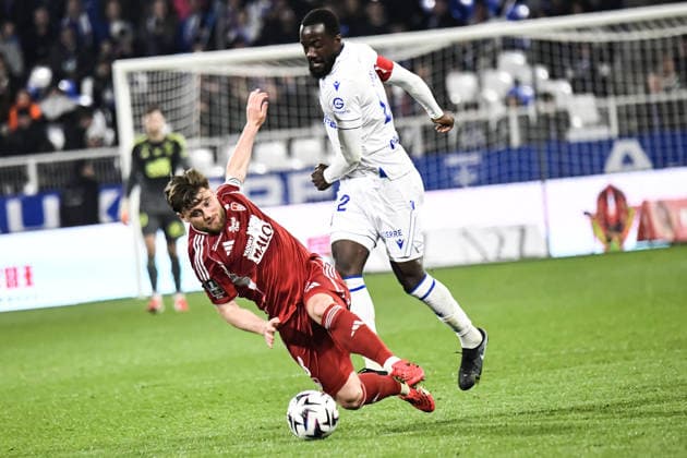 FOOTBALL : AJ Auxerre vs Stade Brestois 29 - Ligue 1 - JournÃ e 27 - 21 03 2026 Hugo Magnetti (Stade Brestois) Elisha Owusu (AJ Auxerre) AuxerreFrance  Copyright: xBaptistexAutissierx