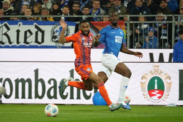Germany Soccer 2 Bundesliga 2025 26, 27 Matchday SV Darmstadt 98 vs FC Schalke 04 Merck Stadion am Böllenfalltor Patric Pfeiffer SV Darmstadt, 6 in running duel with Moussa Sylla Schalke 04, 9 Copyright: xLennxLübbersx