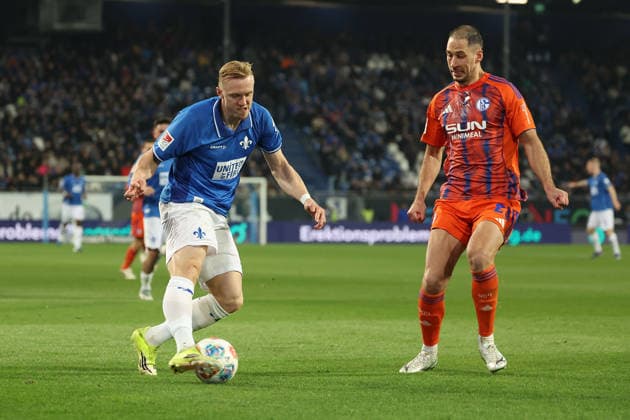 2025 03 21 xjfx Soccer 2 Bundesliga SV Darmstadt 98 FC Schalke 04 v l , Isac Alexi Sivert Lidberg SV Darmstadt 98 , Nikola Katic FC Schalke 04 , zweikampf, action, aktion, battles for the Ball DFL DFB REGULATIONS PROHIBIT ANY USE OF PHOTOGRAPHS as IMAGE SEQUENCES and or QUASI VIDEO Copyright: JoaquimxFerreira