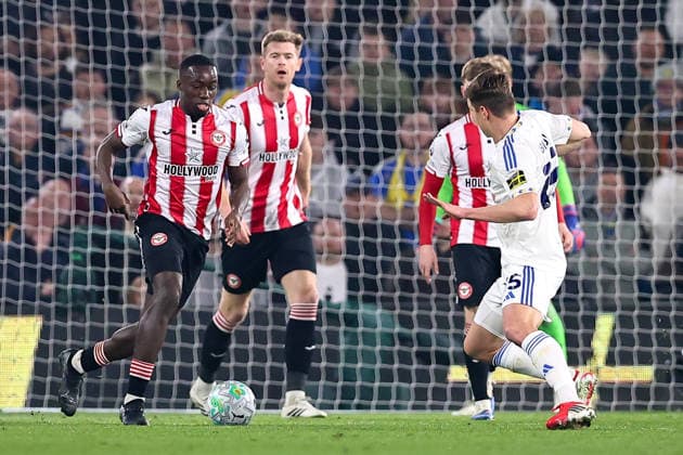 Leeds United v Brentford, Premier League Rico Henry of Brentford looks to get past Jaka Bijol of Leeds United during the Leeds United v Brentford Premier League match at Elland Road, Leeds, England on 21 March 2026 Credit: Ryan Crockett Every Second Media Editorial use only. All images are copyright Every Second Media Limited. No images may be reproduced without prior permission. All rights reserved. Premier League and Football League images are subject to licensing agreements with Football DataCo Limited. see https: www.football-dataco.com Copyright: xIMAGO EveryxSecondxMediax ESM-1868-0039 RyanxCrockettx xEveryxSecondxMediax