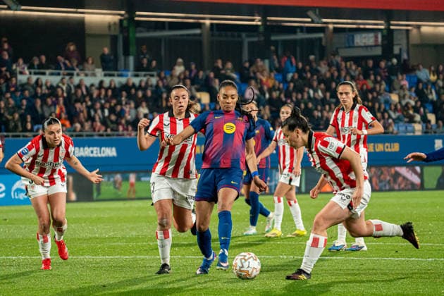 BARCELONA, SPAIN - MARCH 21: Salma Paralluelo (N7) with the ball surrounded by Athletic Club de Bilbao players during La Liga F Moeve match between FC Barcelona, Barca and Athletic Club de Bilbao at Estadio Johan Cruyff on march 21, 2026 in Barcelona, Spain Copyright: xAndresxLopezxSheridanxx xSPPx Sportspressphoto_SPR115420