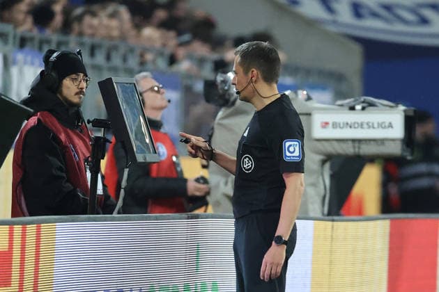 21 03 2026, xtvx, Soccer 2 Bundesliga, SV Darmstadt 98 FC Schalke 04 v l Referee Rafael Foltyn VAR DFL DFB REGULATIONS PROHIBIT ANY USE OF PHOTOGRAPHS as IMAGE SEQUENCES and or QUASI VIDEO Darmstadt