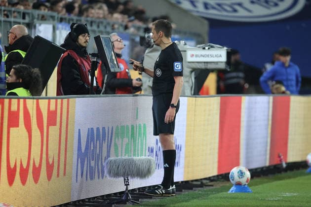 21 03 2026, xtvx, Soccer 2 Bundesliga, SV Darmstadt 98 FC Schalke 04 v l Referee Rafael Foltyn VAR DFL DFB REGULATIONS PROHIBIT ANY USE OF PHOTOGRAPHS as IMAGE SEQUENCES and or QUASI VIDEO Darmstadt