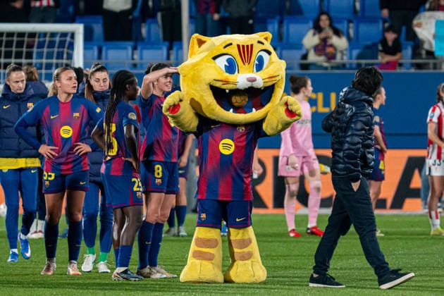 BARCELONA, SPAIN - MARCH 21: CAT, Fútbol Club Barcelona mascot celebrating the victory after La Liga F Moeve match between FC Barcelona, Barca and Athletic Club de Bilbao at Estadio Johan Cruyff on march 21, 2026 in Barcelona, Spain Copyright: xAndresxLopezxSheridanxx xSPPx Sportspressphoto_SPR115439