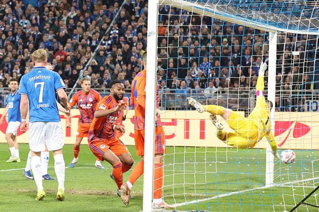 21 03 2026, xrekx, Fußball 2 Bundesliga, SV Darmstadt 98 FC Schalke 04 v l Torjubel nach dem Tor zum celebrating the goal celebrate 0 1 durch Moussa Sylla FC Schalke 04 Marcel Schuhen SV Darmstadt 98 DFL DFB REGULATIONS PROHIBIT ANY USE OF PHOTOGRAPHS as IMAGE SEQUENCES and or QUASI VIDEO Darmstadt