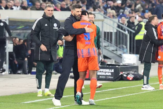 21 03 2026, xrekx, Fußball 2 Bundesliga, SV Darmstadt 98 FC Schalke 04 v l Torjubel nach dem Tor zum celebrating the goal celebrate 0 1 durch Moussa Sylla FC Schalke 04 Miron Muslic Trainer FC Schalke 04 DFL DFB REGULATIONS PROHIBIT ANY USE OF PHOTOGRAPHS as IMAGE SEQUENCES and or QUASI VIDEO Darmstadt