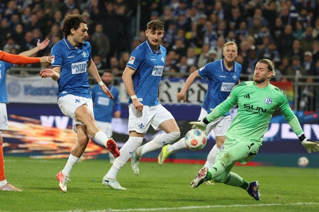 2025 03 21 xjfx Soccer 2 Bundesliga SV Darmstadt 98 FC Schalke 04 v l , Fraser Hornby SV Darmstadt 98 , Goalkeeper, goalkeeper Loris Karius FC Schalke 04 , in action, in action, DFL DFB REGULATIONS PROHIBIT ANY USE OF PHOTOGRAPHS as IMAGE SEQUENCES and or QUASI VIDEO Copyright: JoaquimxFerreira