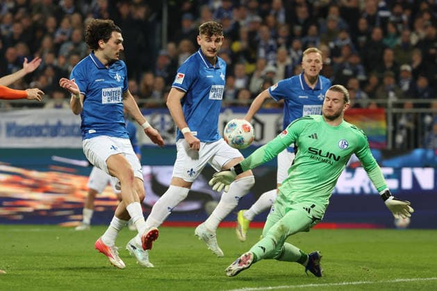 2025 03 21 xjfx Soccer 2 Bundesliga SV Darmstadt 98 FC Schalke 04 v l , Fraser Hornby SV Darmstadt 98 , Goalkeeper, goalkeeper Loris Karius FC Schalke 04 , in action, in action, DFL DFB REGULATIONS PROHIBIT ANY USE OF PHOTOGRAPHS as IMAGE SEQUENCES and or QUASI VIDEO Copyright: JoaquimxFerreira