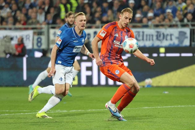 21 03 2026, xrekx, Fußball 2 Bundesliga, SV Darmstadt 98 FC Schalke 04 v l Isac Lidberg SV Darmstadt 98 Timo Becker FC Schalke 04 Zweikampf, Aktion, action, battle for the ball DFL DFB REGULATIONS PROHIBIT ANY USE OF PHOTOGRAPHS as IMAGE SEQUENCES and or QUASI VIDEO Darmstadt