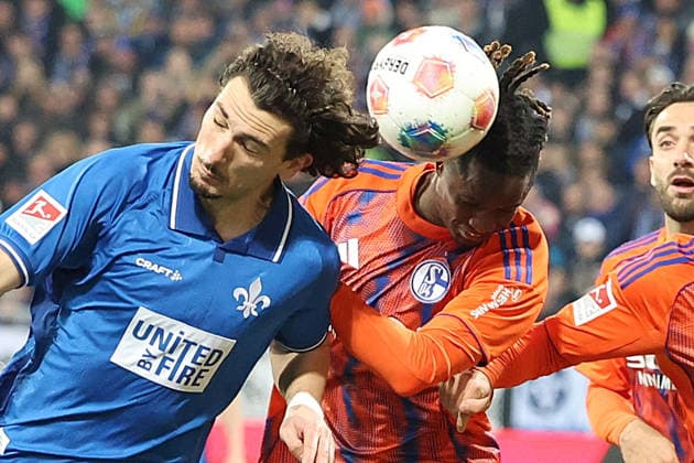 21 03 2026, xrekx, Fußball 2 Bundesliga, SV Darmstadt 98 FC Schalke 04 v l Fraser Hornby SV Darmstadt 98 Moussa Ndiaye FC Schalke 04 Zweikampf, Aktion, action, battle for the ball DFL DFB REGULATIONS PROHIBIT ANY USE OF PHOTOGRAPHS as IMAGE SEQUENCES and or QUASI VIDEO Darmstadt