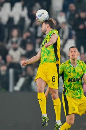 Sassuolo s Sebastian Walukiewicz jumps for the ball during the Serie A soccer match between Juventus and Sassuolo at the Allianz Stadium in Turin, Italy - Saturday, March 21, 2026. - Soccer .  Copyright: xTanoxPecoraro LaPressex