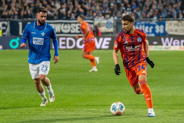 2 Bundesliga SV Darmstadt 98 vs FC Schalke 04, Merck Stadion am Böllenfalltor, 21 03 2026 On the ball Adil Aouchiche FC Schalke 04, 24 2 Bundesliga SV Darmstadt 98 vs FC Schalke 04, Merck Stadion am Böllenfalltor, 21 03 2026 DFB DFL REGULATIONS PROHIBIT ANY USE OF PHOTOGRAPHS AS IMAGE SEQUENCES AND OR QUASI VIDEO Copyright: xBEAUTILUSxSPORTS Hillx