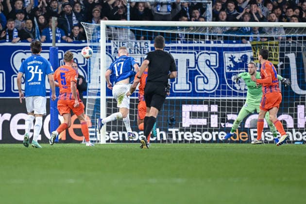 21 03 2026, Soccer, 2 Bundesliga, Season 2025 2026, Matchday 26, SV Darmstadt 98 FC Schalke 04, Kai Klefisch SV Darmstadt heads past the goal xRHR PHOTO YYx Copyright: KROEGER RHR-FOTOx RHR-FOTO YY