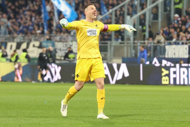 21 03 2026, xrekx, Fußball 2 Bundesliga, SV Darmstadt 98 FC Schalke 04 v l Marcel Schuhen SV Darmstadt 98 celebrates the goal to 1 1 with the VAR sign gives instructions, gesticulates, gesticulate with arms gives instructions, gesticulate DFL DFB REGULATIONS PROHIBIT ANY USE OF PHOTOGRAPHS as IMAGE SEQUENCES and or QUASI VIDEO Darmstadt