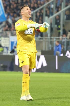 21 03 2026, xrekx, Fußball 2 Bundesliga, SV Darmstadt 98 FC Schalke 04 v l Marcel Schuhen SV Darmstadt 98 celebrates the goal to 1 1 with the VAR sign gives instructions, gesticulates, gesticulate with arms gives instructions, gesticulate DFL DFB REGULATIONS PROHIBIT ANY USE OF PHOTOGRAPHS as IMAGE SEQUENCES and or QUASI VIDEO Darmstadt