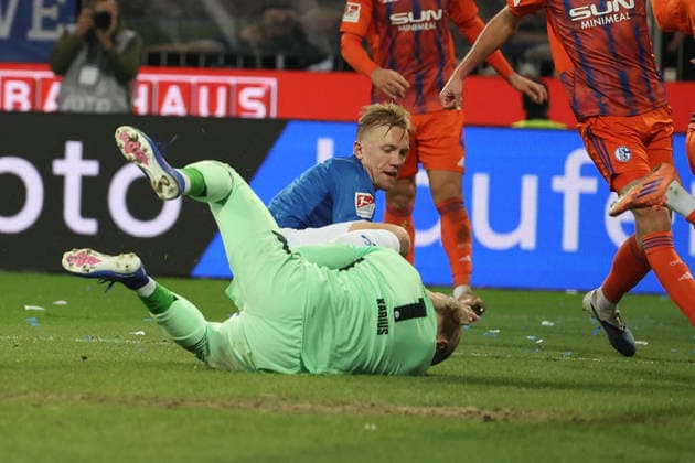 2025 03 21 xjfx Soccer 2 Bundesliga SV Darmstadt 98 FC Schalke 04 v l , Goalkeeper, goalkeeper Loris Karius FC Schalke 04 , Isac Alexi Sivert Lidberg SV Darmstadt 98 zweikampf, action, aktion, battles for the Ball DFL DFB REGULATIONS PROHIBIT ANY USE OF PHOTOGRAPHS as IMAGE SEQUENCES and or QUASI VIDEO Copyright: JoaquimxFerreira