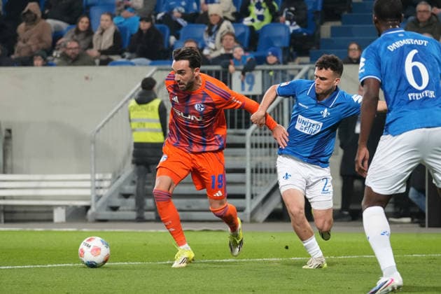 Germany Soccer 2 Bundesliga 2025 26, 27 Matchday SV Darmstadt 98 vs FC Schalke 04 Merck Stadion am Böllenfalltor Kenan Karaman Schalke 04, 19 vs Matondo Merveille Papela SV Darmstadt, 21 Copyright: xLennxLübbersx