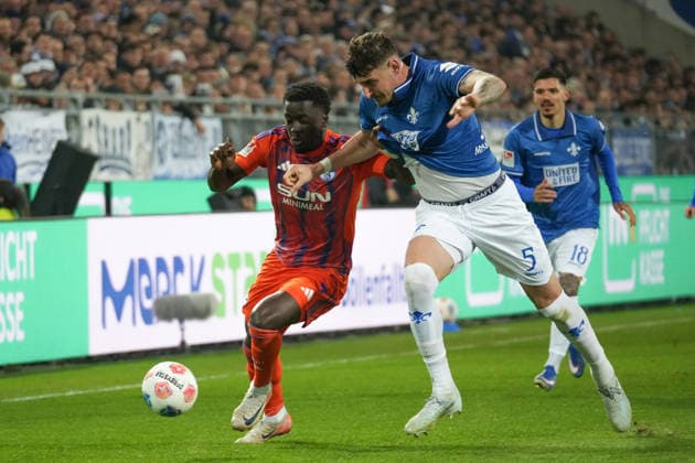 Germany Soccer 2 Bundesliga 2025 26, 27 Matchday SV Darmstadt 98 vs FC Schalke 04 Merck Stadion am Böllenfalltor Christian Gomis Schalke 04, 7 vs Matej Maglica SV Darmstadt, 5 Copyright: xLennxLübbersx
