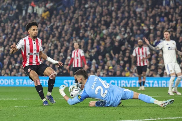 Premier League: Leeds United vs Brentford Leeds United goalkeeper Karl Darlow collects the ball as Kevin Schade of Brentford pressures during the Premier League match Leeds United vs Brentford at Elland Road, Leeds, United Kingdom on 21 March 2026 (Photo by Mark Cosgrove News Images) Leeds Elland Road West Yorkshire United Kingdom Copyright: xMarkxCosgrove NewsxImagesx