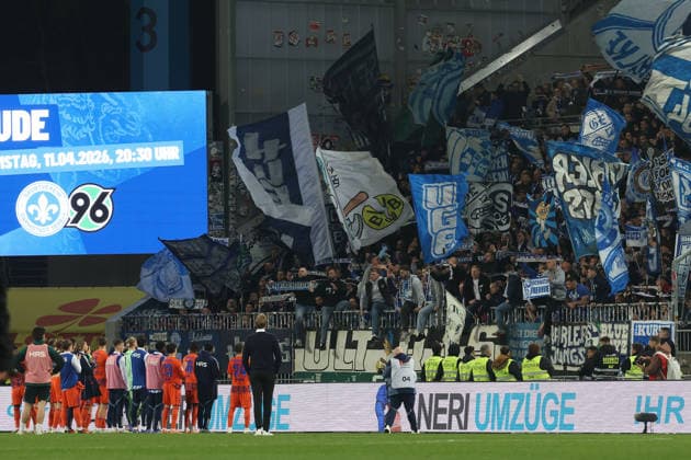 2025 03 21 xjfx football 2 Bundesliga SV Darmstadt 98 FC Schalke 04 v l , the team of FC Schalke 04 thanks the fans, thanks, thanks team after the match, after the match thanks the fans, applauds the fans DFL DFB REGULATIONS PROHIBIT ANY USE OF PHOTOGRAPHS as IMAGE SEQUENCES and or QUASI VIDEO Copyright: JoaquimxFerreira