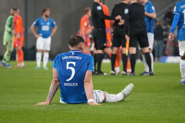 Germany Soccer 2 Bundesliga 2025 26, 27 Matchday SV Darmstadt 98 vs FC Schalke 04 Merck Stadion am Böllenfalltor Matej Maglica SV Darmstadt, 5 on the ground after draw against Schalke Copyright: xLennxLübbersx
