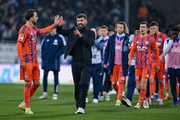 21 03 2026, Football, 2 Bundesliga, Season 2025 2026, Matchday 26, SV Darmstadt 98 FC Schalke 04, Kenan Karaman FC Schalke 04 , Coach Miron Muslic FC Schalke 04 go to the fans after the match xRHR PHOTO YYx Copyright: KROEGER RHR-FOTOx RHR-FOTO YY