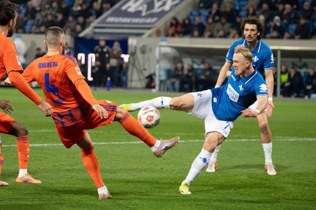 2025 03 21 xjfx Soccer 2 Bundesliga SV Darmstadt 98 FC Schalke 04 v l , Hasan Kurucay FC Schalke 04 , Isac Alexi Sivert Lidberg SV Darmstadt 98 scores the goal to DFL DFB REGULATIONS PROHIBIT ANY USE OF PHOTOGRAPHS as IMAGE SEQUENCES and or QUASI VIDEO Copyright: JoaquimxFerreira