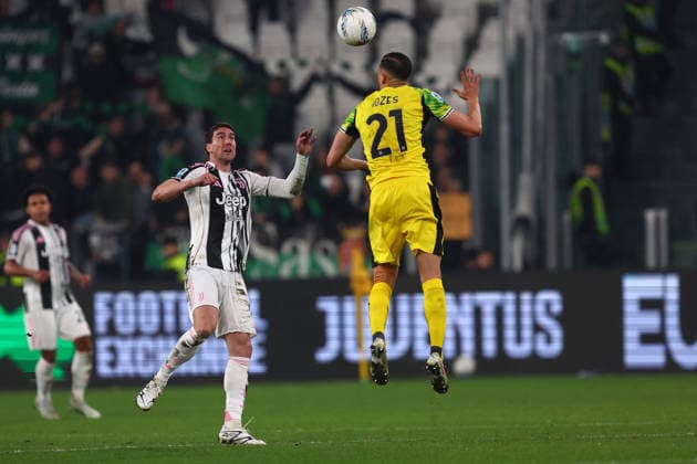 Dusan Vlahovic (Juventus Fc) und Jay Idzes (Us Sassuolo) battle for the ball, Serie A, Juventus FC v Us Sassuolo , Allianz Stadium, March 21, 2026, Turin, Italy.