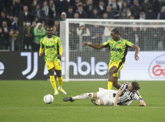 Manuel Locatelli of Juventus FC and Darryl Bakola of US Sassuolo during the Italian Serie A, season 2025-2026, football match between Juventus FC and US Sassuolo on 21 March 2026, at Allianz Stadium, Turin, Italy. Photo, Nderim Kaceli  Copyright: xNderimxKaceli IPAxSportx xipa-agency.netx xx IPA_73263138 IPA_Agency_IPA73263138
