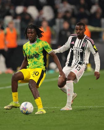 Turin, Italy, 21st March 2026. Darryl Georges Bakola of US Sassuolo shields the ball from Pierre Kalulu of Juventus during the Juventus vs Sassuolo Serie A match at Allianz Stadium, Turin. Picture credit should read: Jonathan Moscrop Sportimage EDITORIAL USE ONLY. No use with unauthorised audio, video, data, fixture lists, club league logos or live services. Online in-match use limited to 120 images, no video emulation. No use in betting, games or single club league player publications. SPI_026_JM_JUVE_SASSUOLO SPI-4620-0026