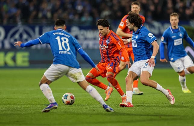 21 03 2026, Football 2 Bundesliga, SV Darmstadt 98 FC Schalke 04, v l , Raoul Petretta SV Darmstadt 98 , Soufiane El Faouzi FC Schalke 04 , Fraser Hornby SV Darmstadt 98 DFL DFB REGULATIONS PROHIBIT ANY USE OF PHOTOGRAPHS AS IMAGE SEQUENCES AND OR QUASI VIDEO xdcx Copyright: HMBxMedia Claus
