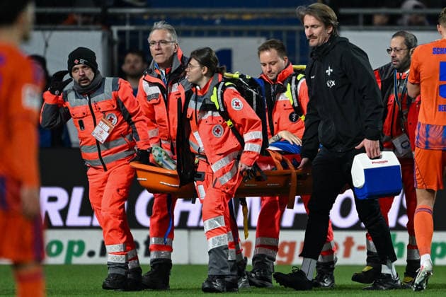 Luca Marseiler SV Darmstadt 1898, 08 has to leave the pitch injured and is taken down on a stretcher GER, SV Darmstadt 98 vs FC Schalke 04, Soccer 2 Bundesliga, Matchday 27, Season 2025 2026, 21 03 2026 DFL regulations prohibit any use of photographs as image sequences and or quasi video GER, SV Darmstadt 98 vs FC Schalke 04, Soccer 2 Bundesliga, Matchday 27, Season 2025 2026, 21 03 2026 Darmstadt Copyright: xEibner-Pressefoto FlorianxWiegandx EP_FWD