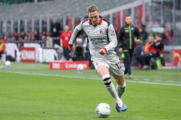 AC Milan vs Torino FC Italy, Milan, 2026 03 21: Adrien Rabiot (AC Milan) drives to the penalkty area in the first half during soccer game AC Milan vs Torino FC, Serie A Enilive 2025-2026 day 30 at San Siro Stadium Milan Lombardy Italy Copyright: xFabrizioxAndreaxBertanix