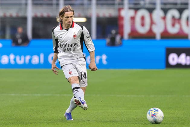AC Milan vs Torino FC Italy, Milan, 2026 03 21: Luka Modric (AC Milan) pass shot in front court in the first half during soccer game AC Milan vs Torino FC, Serie A Enilive 2025-2026 day 30 at San Siro Stadium Milan Lombardy Italy Copyright: xFabrizioxAndreaxBertanix