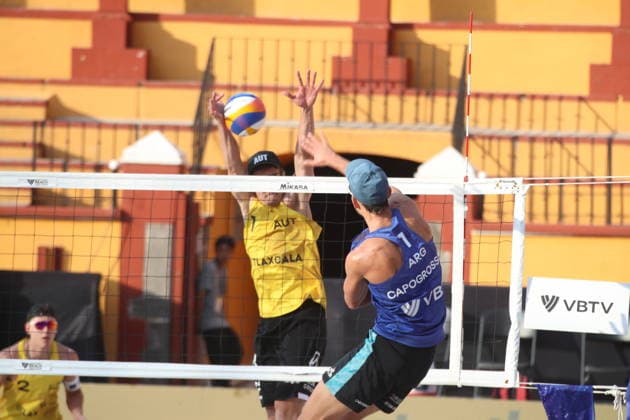 March 21, 2026, Tlaxcala, Ciudad de Mexico, Mexico: Nicolas Capogrosso N. of Argentina spikes the ball against Julian Horn of Austria during the quarterfinal match of the 2026 Men s Volleyball World Beach Pro Tour between Argentina and Austria. on March 21, 2026 in Tlaxcala, Mexico. Tlaxcala Mexico - ZUMAe321 20260321_zsa_e321_177 Copyright: xEssenexHernandezx