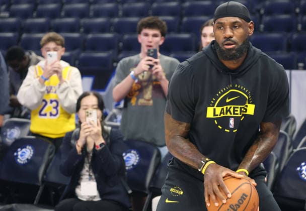 March 21, 2026, Orlando, Fl - Florida, USA: Los Angeles Lakers forward LeBron James warms up before the start of a game against the Orlando Magic at the Kia Center on Saturday, March 21, 2026, in Orlando, Florida. The contest marks his 1,612th game appearance and will make James the sole all-time leader in regular-season games played. Orlando USA - ZUMAm67_ 20260321_zaf_m67_005 Copyright: xStephenxM.xDowellx