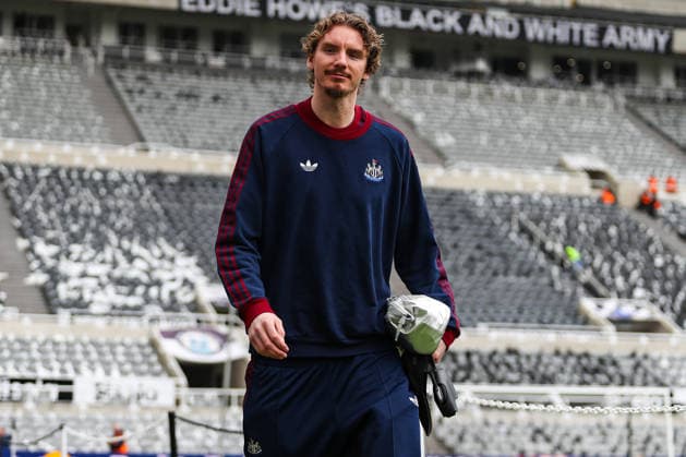 Newcastle United v Sunderland, Premier League Nick Woltemade Of Newcastle United Arrives during the Newcastle United v Sunderland Premier League match at St. James Park, Newcastle Upon Tyne, England on 22 March 2026 Credit: Lee Keuneke Every Second Media Editorial use only. All images are copyright Every Second Media Limited. No images may be reproduced without prior permission. All rights reserved. Premier League and Football League images are subject to licensing agreements with Football DataCo Limited. see https: www.football-dataco.com Copyright: xIMAGO EveryxSecondxMediax ESM-1872-0031 LeexKeunekex xEveryxSecondxMediax