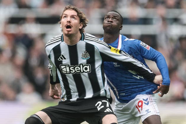 Premier League: Newcastle Untied v Sunderland Nick Woltemade of Newcastle United holds back Habib Diarra of Sunderland during the Premier League match Newcastle Untied vs Sunderland at St. James s Park, Newcastle, United Kingdom on 22 March 2026 (Photo by Mark Cosgrove News Images) Newcastle St. James s Park Tyne and Wear United Kingdom Copyright: xMarkxCosgrove NewsxImagesx