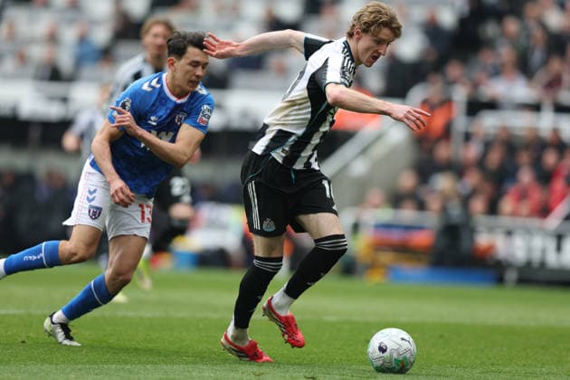 Newcastle Upon Tyne, England, 22nd March 2026. Anthony Gordon (R) of Newcastle United scores the first goal during the Newcastle United vs Sunderland Premier League match at St. James Park, Newcastle Upon Tyne. Picture credit should read: Nigel Roddis Sportimage EDITORIAL USE ONLY. No use with unauthorised audio, video, data, fixture lists, club league logos or live services. Online in-match use limited to 120 images, no video emulation. No use in betting, games or single club league player publications. SPI_032_NR_NEWC_SUND SPI-4633-0032