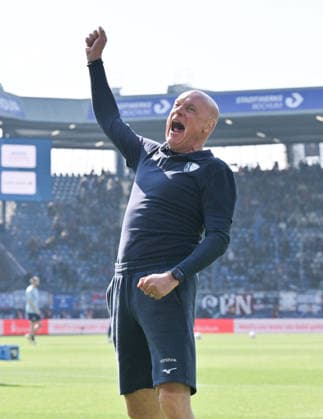 Coach Uwe Rösler VfL Bochum cheers on the Bochum fans before the game 22 03 2026, Soccer 2 Bundesliga, Season 2025 2026, 27 Matchday, VfL Bochum Holstein Kiel DFL regulations prohibit any use of photographs as image sequences and or quasi video Bochum Vonovia Ruhrstadion Nordrhein Westfalen Germany Team2
